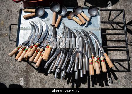 Werkzeuge, einschließlich gezackter Klingen für Ernte und Landwirtschaft auf einem Andenmarkt in Saquisilí, Ecuador Stockfoto