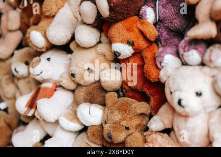 Teddy trägt Textur. Bären Spielzeughintergrund in Braun-, weiß-, Beige- und Grautönen. Symbol von Kindheit und Komfort. Weiße, beige, braune Bären Set Stockfoto