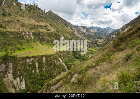 Landschaften, Viehzucht und Berglandschaften entlang der Quilotoa Loop, eine mehrtägige Wanderung in den Anden von Ecuador Stockfoto