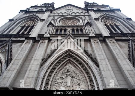 Basilika des Nationalgelübdes oder Basílica del Voto Nacional auf Spanisch, eine große gotische Kirche in der spanischen Kolonialstadt Quito, Ecuador Stockfoto