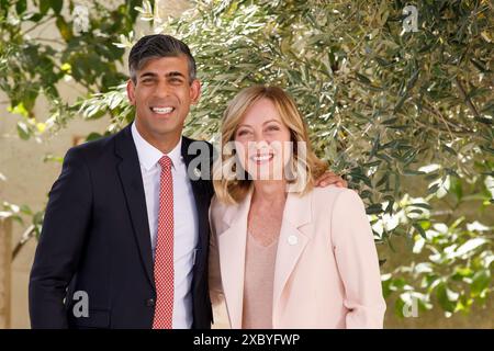 Savelletri di Fasano, Italien. Juni 2024. Der britische Premierminister Rishi Sunak, links, wird von der italienischen Premierministerin Giorgia Meloni während der Ankunftszeremonie für den 50. G7-Gipfel im Borgo Egnazia Resort am 13. Juni 2024 in Savelletri di Fasano begrüßt. Quelle: Presidenza del Consiglio/G7 Italia 2024/Alamy Live News Stockfoto