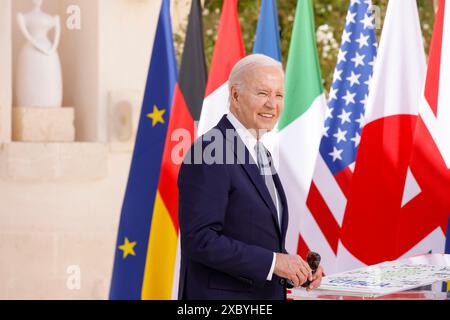 Savelletri di Fasano, Italien. Juni 2024. U. Präsident Joe Biden geht zum 50. G7-Gipfeltreffen im Borgo Egnazia Resort am 13. Juni 2024 in Savelletri di Fasano, Italien. Quelle: Presidenza del Consiglio/G7 Italia 2024/Alamy Live News Stockfoto