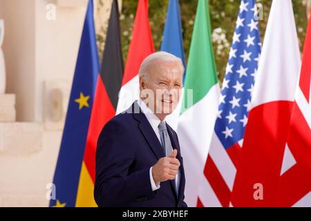 Savelletri di Fasano, Italien. Juni 2024. U. Präsident Joe Biden geht zum 50. G7-Gipfeltreffen im Borgo Egnazia Resort am 13. Juni 2024 in Savelletri di Fasano, Italien. Quelle: Presidenza del Consiglio/G7 Italia 2024/Alamy Live News Stockfoto