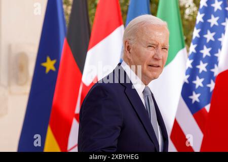 Savelletri di Fasano, Italien. Juni 2024. U. Präsident Joe Biden geht zum 50. G7-Gipfeltreffen im Borgo Egnazia Resort am 13. Juni 2024 in Savelletri di Fasano, Italien. Quelle: Presidenza del Consiglio/G7 Italia 2024/Alamy Live News Stockfoto