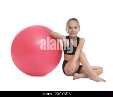 Niedliches kleines Mädchen mit passendem Ball auf weißem Hintergrund Stockfoto