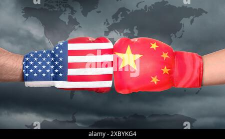 Politischer Konflikt, Bannerdesign. Männer in Boxhandschuhen mit Fahnen von USA und China kämpfen gegen Weltkarte, Nahaufnahme Stockfoto