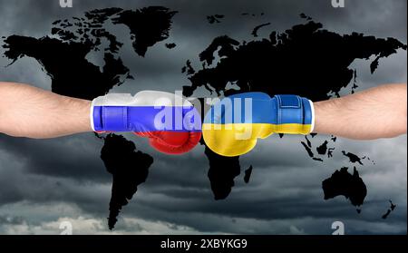 Politischer Konflikt, Bannerdesign. Männer in Boxhandschuhen mit Fahnen Russlands und der Ukraine kämpfen gegen die Weltkarte, Nahaufnahme Stockfoto