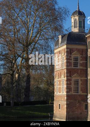 Backsteinburgturm in einer winterlichen Parklandschaft, ruurlo, gelderland, niederlande Stockfoto