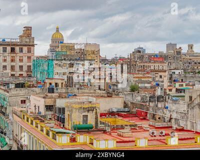 Havanna von oben. Blick über die Dächer von Havanna in Kuba mit dem Kapitol. Dächer von Old Havanna, Kuba an einem bewölkten Tag. Blick auf die Dächer alter Häuser Stockfoto