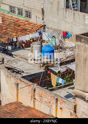 Havanna von oben. Blick über die Dächer von Havanna in Kuba mit dem Kapitol. Dächer von Old Havanna, Kuba an einem bewölkten Tag. Blick auf die Dächer alter Häuser Stockfoto