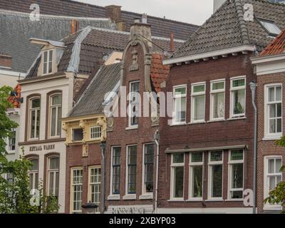 Charmante Reihen historischer Gebäude mit verschiedenen Dachstilen und Fenstern, utrecht, Niederlande Stockfoto