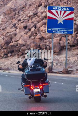 Motorradtour durch Amerika. Ein paar Radfahrer fahren auf dem Highway vor dem Hintergrund der Felsen, Blick nach hinten. Nicht erkennbare Biker auf einem Motorrad Stockfoto