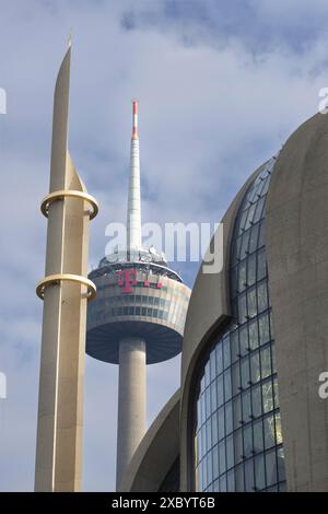 Minarett der DITIB-Zentralmoschee in Köln Ehrenfeld, dahinter der Fernsehturm, Köln, Nordrhein-Westfalen Stockfoto