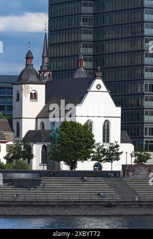 Die Klosterkirche Alt St. Heribert ist eine der 13 kleinen romanischen Kirchen, die vom Kölner Kirchenverein betreut werden Stockfoto