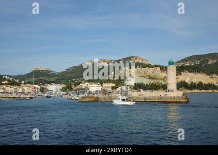Bucht mit Leuchtturm und Felsen, Mittelmeerküste, Leuchtturm, Ufer, Yachthafen, Yachten, Hafen, Berg, Klippen, Gipfel, Felsmassiv, Couronne de Stockfoto