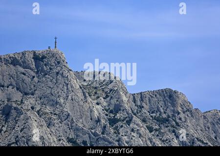 Gipfel Croix de Provence 946 m mit Gipfelkreuz, Berge, Felsmassiv, Felsen, Montagne Sainte-Victoire, Bouches-du-Rhone, Provence, Frankreich Stockfoto