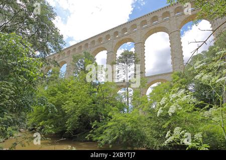 Aquädukt Roquefavour, erbaut 1847 am Canal de Marseille und dem Fluss L'Arc, Viadukt, Bogengängen, Ventabren, Bouches-du-Rhone, Provence, Frankreich Stockfoto