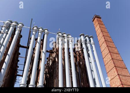 Rohrsystem für Gaskühlung, Industriemonument Athens Gasworks von 1857, heute Veranstaltungsort Technopolis Stadt Athen, Gazi Bezirk, Athen, Griechenland Stockfoto