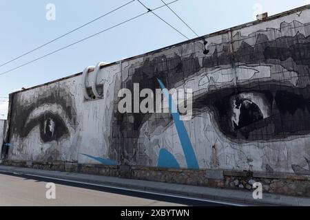 Riesige Augen an einer Wand, Wandgemälde des griechischen Straßenkünstlers INO, Stadtviertel Gazi, Athen, Griechenland Stockfoto