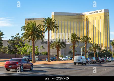 Mandalay Bay. Das Mandalay Bay ist das erste Hotel am Hauptboulevard der Stadt. Goldene Fassade der Mandalay Bay. Las Vegas, Nevada - 2. April 2017 Stockfoto