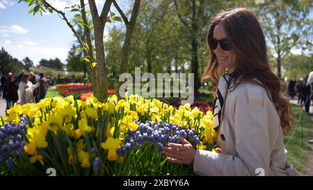 Keukenhof Park und ein Mädchen in der Nähe von Tulpen Stockfoto