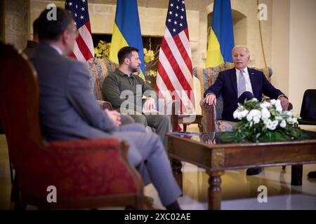 Borgo Egnazia, Italien. Juni 2024. US-Präsident Joe Biden und ukrainischer Präsident Wolodymyr Zelenskyy unterzeichnen am Rande des jährlichen G7-Gipfels in Borgo Egnazia, nahe Bari, Italien, am Donnerstag, den 13. Juni ein "historisches" bilaterales Sicherheitsabkommen mit einer Laufzeit von zehn Jahren. 2024. Foto über Pressestelle des ukrainischen Präsidenten/UPI Credit: UPI/Alamy Live News Stockfoto