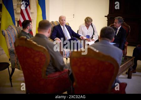 Borgo Egnazia, Italien. Juni 2024. US-Präsident Joe Biden und ukrainischer Präsident Wolodymyr Zelenskyy unterzeichnen am Rande des jährlichen G7-Gipfels in Borgo Egnazia, nahe Bari, Italien, am Donnerstag, den 13. Juni ein "historisches" bilaterales Sicherheitsabkommen mit einer Laufzeit von zehn Jahren. 2024. Foto über Pressestelle des ukrainischen Präsidenten/UPI Credit: UPI/Alamy Live News Stockfoto