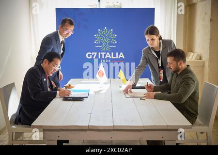 Borgo Egnazia, Italien. Juni 2024. Der japanische Premierminister Fumio Kishida und der ukrainische Präsident Wolodymyr Zelenskyy unterzeichnen am Rande des jährlichen G7-Gipfels in Borgo Egnazia, nahe Bari, Italien, am Donnerstag, den 13. Juni ein bilaterales Sicherheitsabkommen mit einer Laufzeit von zehn Jahren. 2024. Foto über Pressestelle des ukrainischen Präsidenten/UPI Credit: UPI/Alamy Live News Stockfoto