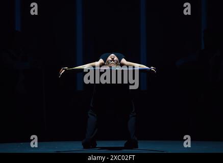 Die spanische Flamenco-Tänzerin Sara Baras tanzt während ihrer neuen Aufführung „Vuela“ im Cervantes Theatre in Malaga auf der Bühne. Die berühmte spanische Flamenco-Tänzerin Sara Baras feiert das 25-jährige Jubiläum ihres Kompanie-Tanzes mit der neuen Performance „Vuela“ (Fly), einer Hommage an den spanischen Gitarristen Paco de Lucia. Die von Sara Baras geschaffene Choreographie ist in vier Akte unterteilt ('Madera' (Holz), 'Mar' (Meer), 'Muerte' (Tod) und 'Volar' (Fliege)) und hat als Haupterzählung die Verwendung von Worten und Bewegung auf der Bühne. (Foto: Jesus Merida/SOPA Images/SIPA USA) Stockfoto