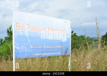 Barichara, Santander, Kolumbien; 25. November 2022: Schild am Eingang des Moncora BioPark, Asociacion Aquileo Parra. Stockfoto