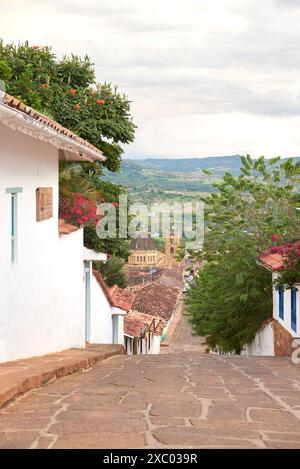 Barichara, Santander, Kolumbien; 25. November 2022: Kopfsteinpflasterstraße aus der Kolonialzeit dieser malerischen touristischen Stadt, das schönste kolumbianische Dorf Stockfoto