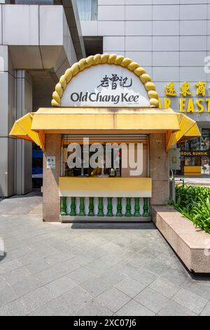 Vertikale Ansicht des Old Chang Kee Stores im Freien. Singapur. Stockfoto