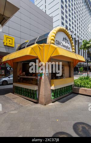 Vertikale Ansicht der Kioskstation Old Chang Kee im Freien für Leute, die sie mitnehmen können, um ihre schnellen Snacks zu genießen. Singapur. Stockfoto