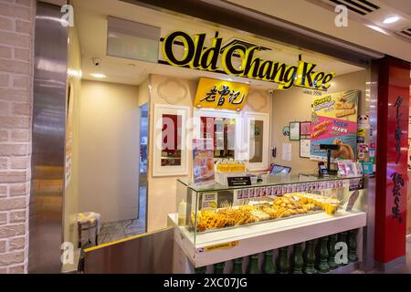 Saubere Aufnahme eines Old Chang Kee Outlets in einem kleinen Raum, Singapur. Stockfoto