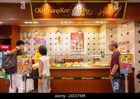 Personen, die sich in der Warteschlange befinden. Old Chang Kee Outlet im Einkaufszentrum Bugis Junction, einem der beliebtesten Kiosk in Singapur. Stockfoto