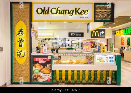 Old Chang Kee Outlet, die schnell heißes Fingerfood zum Mitnehmen in einem Einkaufszentrum in Singapur verkaufen. Stockfoto