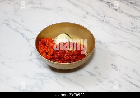 Eine kalte Buchweizennudeln mit rohen Fischen auf hellem Hintergrund. Stockfoto