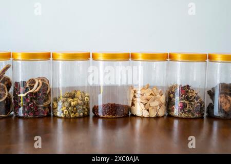 Alle Arten von chinesischen Kräutern sind in der Flasche Stockfoto