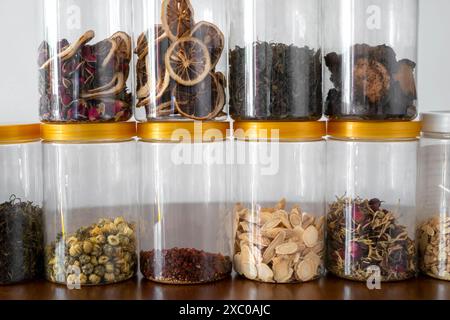 Alle Arten von chinesischen Kräutern sind in der Flasche Stockfoto