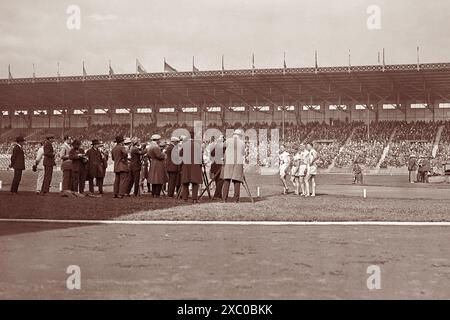 Die Olympiasiäufer Eric Liddell, Charley Paddock, Jackson Scholz und Albert Hill im Stade de Colombes während der Olympischen Sommerspiele 1924 in Paris. Stockfoto