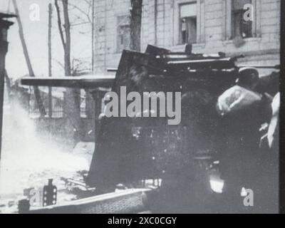 World war Two s&W Screenshot Foto . In einer Straße in Charkow feuern deutsche SS-Soldaten eine 88-mm-Panzerabwehrkanone ab. Die Waffen-SS gewann die Schlacht auf Kosten von über 10.000 Soldaten, aber die russischen Verluste waren weit übertrieben, um die Grausamkeit der Schlacht für die Stadt zu bestätigen. Stockfoto