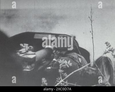 Screenshot des Zweiten Weltkriegs in Schwarzweiß. Deutsche Panzerabwehrkanone 50mm feuert auf russische Panzer an der Russischen Front 1942 Stockfoto