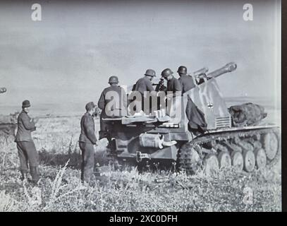 World war Two s&W Screenshot Foto, deutsche 105mm selbstfahrende Artillerie Wespe in Aktion in Kursk im Juli 1943. Die Besatzung ist Mitglieder der Waffen-SS Stockfoto