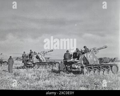 World war Two s&W Screenshot Foto . Deutsche selbstfahrende 105-mm-Artillerie, Wespe in Aktion während der Schlacht von Kursk im Juli 1943 Stockfoto