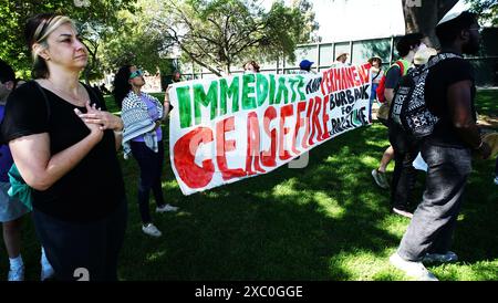 Am 13. Juni 2024 werden sich in Burbank, CA. Amerikanische Juden und Verbündete versammeln und marschieren, um den jüdischen Feiertag von Shavuot zu begehen, der an die Gabe der Thora an Moses und die Israeliten auf dem Berg Sinai erinnert. Historisch gesehen ein festlicher Feiertag, weigert sich die IfNotNow-Gemeinde zu feiern, da Israel weiterhin unverschämt gegen grundlegende jüdische Prinzipien verstoßen hat, das weiterhin überfüllte Flüchtlingslager bombardiert, Kinder hungert und kritische humanitäre Hilfe für die Bevölkerung von Gaza zurückhält. Die Kundgebung endete im Büro von Adam Schiff, um ihn aufzufordern, eine Waffenstillstandsvereinbarung zu unterzeichnen. Stockfoto