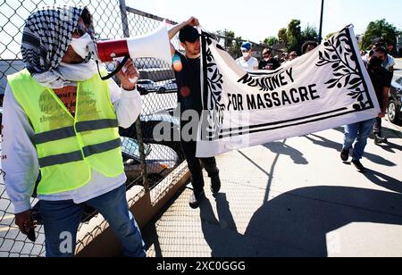 Am 13. Juni 2024 werden sich in Burbank, CA. Amerikanische Juden und Verbündete versammeln und marschieren, um den jüdischen Feiertag von Shavuot zu begehen, der an die Gabe der Thora an Moses und die Israeliten auf dem Berg Sinai erinnert. Historisch gesehen ein festlicher Feiertag, weigert sich die IfNotNow-Gemeinde zu feiern, da Israel weiterhin unverschämt gegen grundlegende jüdische Prinzipien verstoßen hat, das weiterhin überfüllte Flüchtlingslager bombardiert, Kinder hungert und kritische humanitäre Hilfe für die Bevölkerung von Gaza zurückhält. Die Kundgebung endete im Büro von Adam Schiff, um ihn aufzufordern, eine Waffenstillstandsvereinbarung zu unterzeichnen. Stockfoto