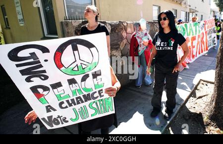 Am 13. Juni 2024 werden sich in Burbank, CA. Amerikanische Juden und Verbündete versammeln und marschieren, um den jüdischen Feiertag von Shavuot zu begehen, der an die Gabe der Thora an Moses und die Israeliten auf dem Berg Sinai erinnert. Historisch gesehen ein festlicher Feiertag, weigert sich die IfNotNow-Gemeinde zu feiern, da Israel weiterhin unverschämt gegen grundlegende jüdische Prinzipien verstoßen hat, das weiterhin überfüllte Flüchtlingslager bombardiert, Kinder hungert und kritische humanitäre Hilfe für die Bevölkerung von Gaza zurückhält. Die Kundgebung endete im Büro von Adam Schiff, um ihn aufzufordern, eine Waffenstillstandsvereinbarung zu unterzeichnen. Stockfoto