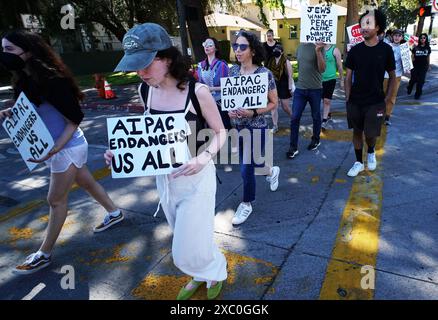 Am 13. Juni 2024 werden sich in Burbank, CA. Amerikanische Juden und Verbündete versammeln und marschieren, um den jüdischen Feiertag von Shavuot zu begehen, der an die Gabe der Thora an Moses und die Israeliten auf dem Berg Sinai erinnert. Historisch gesehen ein festlicher Feiertag, weigert sich die IfNotNow-Gemeinde zu feiern, da Israel weiterhin unverschämt gegen grundlegende jüdische Prinzipien verstoßen hat, das weiterhin überfüllte Flüchtlingslager bombardiert, Kinder hungert und kritische humanitäre Hilfe für die Bevölkerung von Gaza zurückhält. Die Kundgebung endete im Büro von Adam Schiff, um ihn aufzufordern, eine Waffenstillstandsvereinbarung zu unterzeichnen. Stockfoto