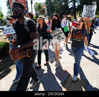 Am 13. Juni 2024 werden sich in Burbank, CA. Amerikanische Juden und Verbündete versammeln und marschieren, um den jüdischen Feiertag von Shavuot zu begehen, der an die Gabe der Thora an Moses und die Israeliten auf dem Berg Sinai erinnert. Historisch gesehen ein festlicher Feiertag, weigert sich die IfNotNow-Gemeinde zu feiern, da Israel weiterhin unverschämt gegen grundlegende jüdische Prinzipien verstoßen hat, das weiterhin überfüllte Flüchtlingslager bombardiert, Kinder hungert und kritische humanitäre Hilfe für die Bevölkerung von Gaza zurückhält. Die Kundgebung endete im Büro von Adam Schiff, um ihn aufzufordern, eine Waffenstillstandsvereinbarung zu unterzeichnen. Stockfoto