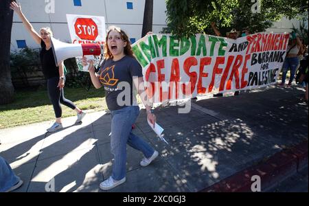 Am 13. Juni 2024 werden sich in Burbank, CA. Amerikanische Juden und Verbündete versammeln und marschieren, um den jüdischen Feiertag von Shavuot zu begehen, der an die Gabe der Thora an Moses und die Israeliten auf dem Berg Sinai erinnert. Historisch gesehen ein festlicher Feiertag, weigert sich die IfNotNow-Gemeinde zu feiern, da Israel weiterhin unverschämt gegen grundlegende jüdische Prinzipien verstoßen hat, das weiterhin überfüllte Flüchtlingslager bombardiert, Kinder hungert und kritische humanitäre Hilfe für die Bevölkerung von Gaza zurückhält. Die Kundgebung endete im Büro von Adam Schiff, um ihn aufzufordern, eine Waffenstillstandsvereinbarung zu unterzeichnen. Stockfoto